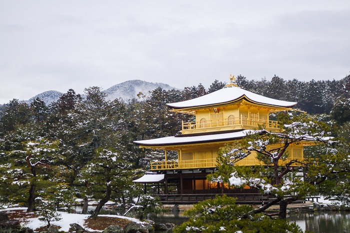 雪の積もった金閣寺